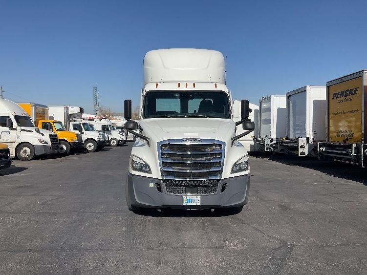 2022 Freightliner Cascadia 126" Day cab photo 2