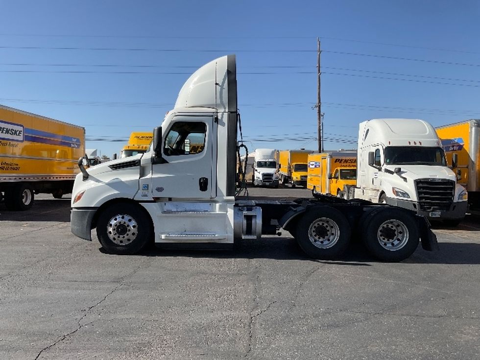 2022 Freightliner Cascadia 126" Day cab photo 4