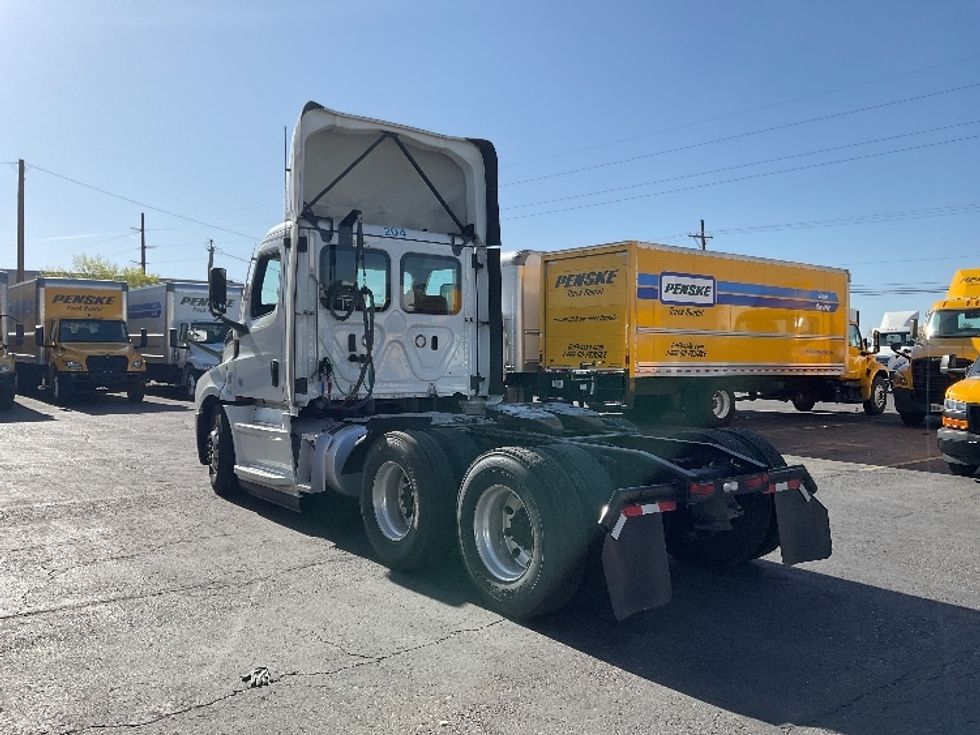 2022 Freightliner Cascadia 126" Day cab photo 5
