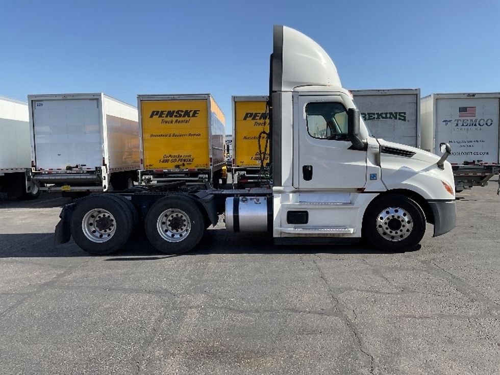 2022 Freightliner Cascadia 126" Day cab photo 8
