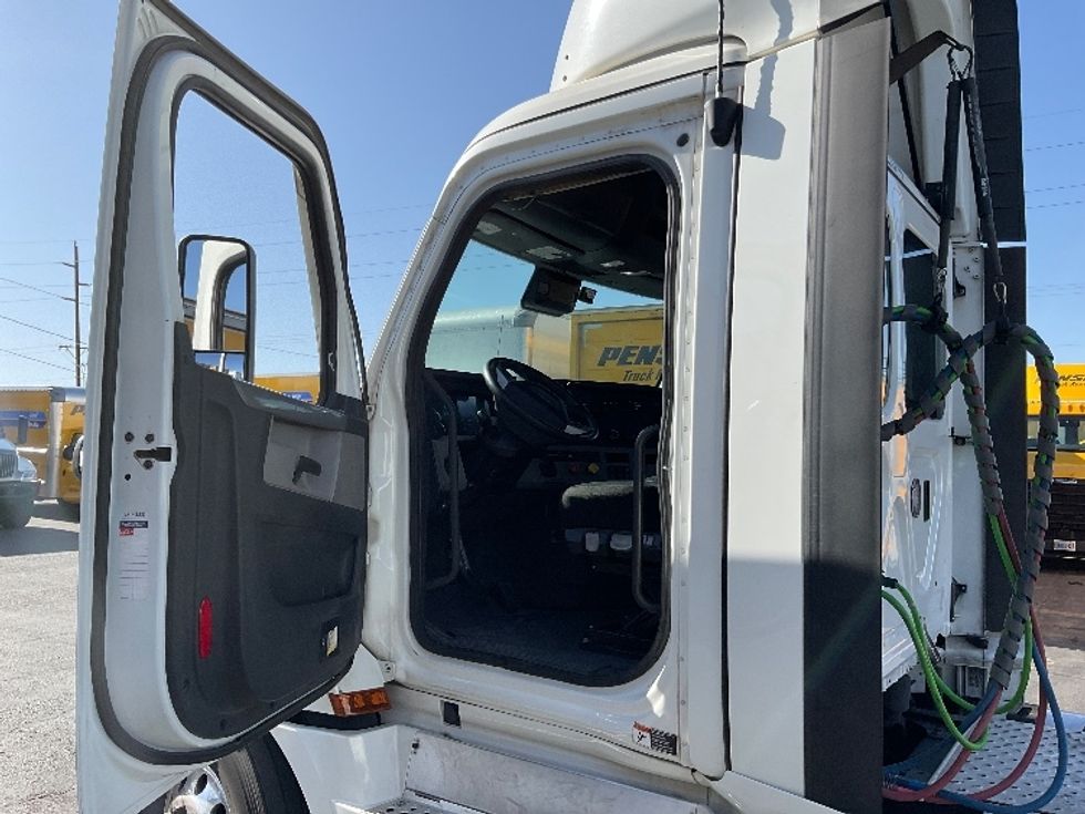 2022 Freightliner Cascadia 126" Day cab photo 9