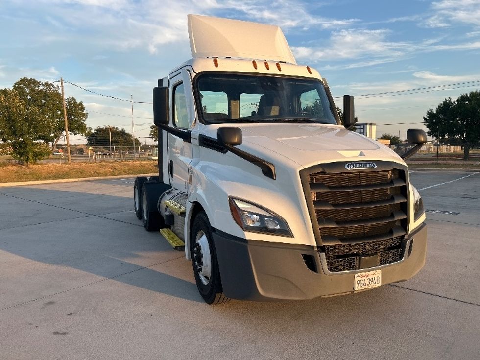 Day Cab Tractor-Heavy Duty Tractors-Freightliner-2022-T12664ST-Arlington-TX-157,687\n\t\tmiles-$ 82,750 - Image 1
