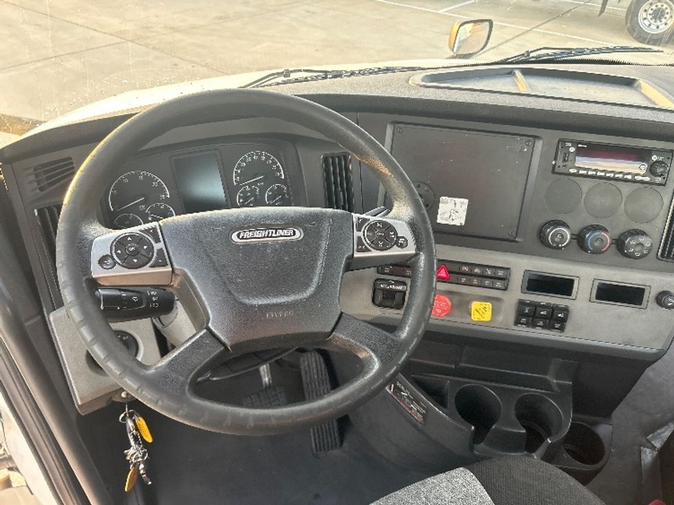 Day Cab Tractor-Heavy Duty Tractors-Freightliner-2022-T12664ST-Arlington-TX-157,687\n\t\tmiles-$ 82,750 - Image 11