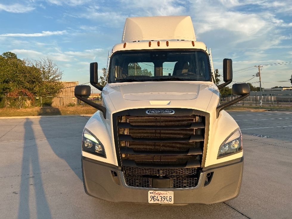 Day Cab Tractor-Heavy Duty Tractors-Freightliner-2022-T12664ST-Arlington-TX-157,687\n\t\tmiles-$ 82,750 - Image 2
