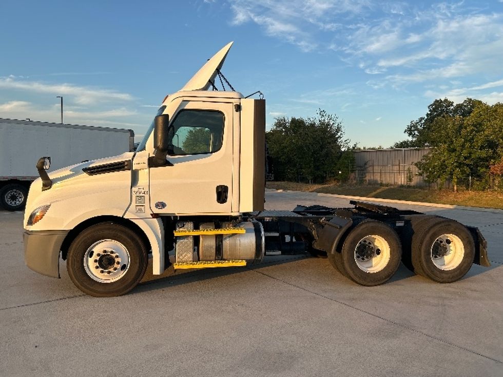 Day Cab Tractor-Heavy Duty Tractors-Freightliner-2022-T12664ST-Arlington-TX-157,687\n\t\tmiles-$ 82,750 - Image 4