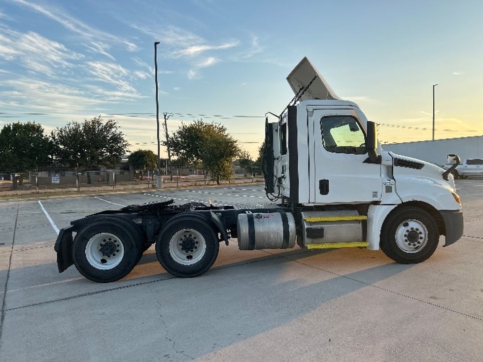 Day Cab Tractor-Heavy Duty Tractors-Freightliner-2022-T12664ST-Arlington-TX-157,687\n\t\tmiles-$ 82,750 - Image 8