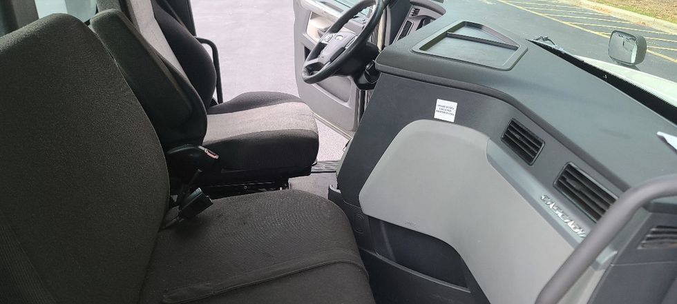 Day Cab Tractor-Heavy Duty Tractors-Freightliner-2022-T12664ST-Atlanta-GA-695,706\n\t\tmiles-$ 33,000 - Image 14