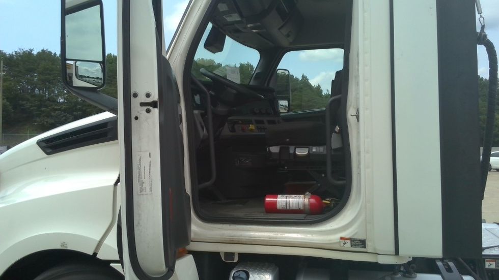 Day Cab Tractor-Heavy Duty Tractors-Freightliner-2022-T12664ST-Birmingham-AL-338,804\n\t\tmiles-$ 71,250 - Image 9