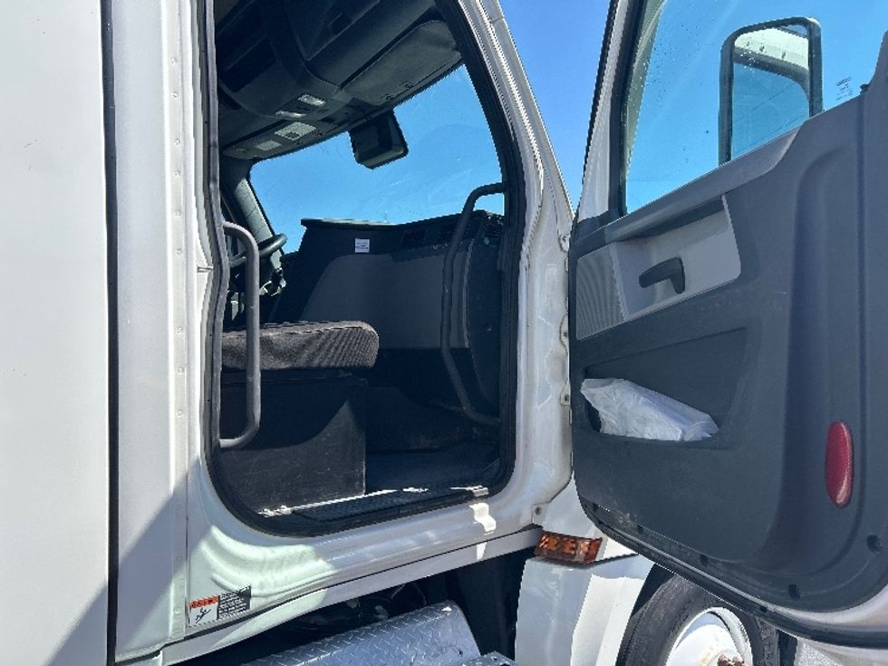 Day Cab Tractor-Heavy Duty Tractors-Freightliner-2022-T12664ST-Boise-ID-237,114\n\t\tmiles-$ 76,750 - Image 12