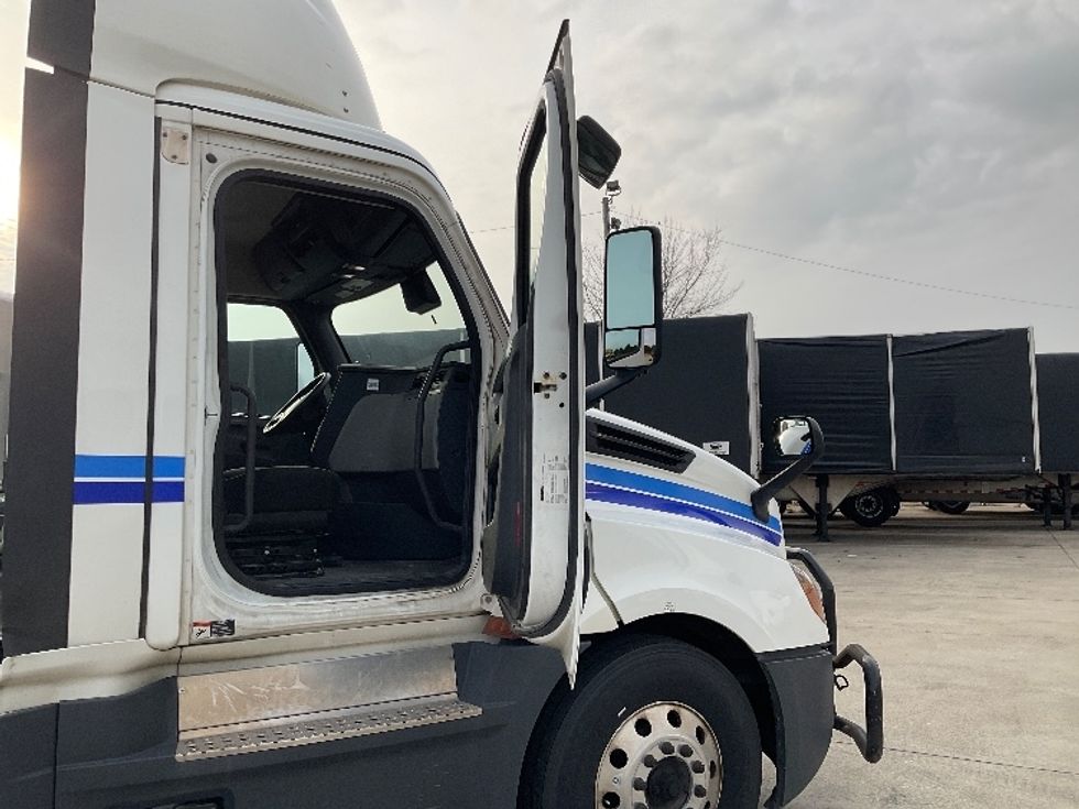 Day Cab Tractor-Heavy Duty Tractors-Freightliner-2022-T12664ST-Bowling Green-KY-407,783\n\t\tmiles-$ 63,250 - Image 12