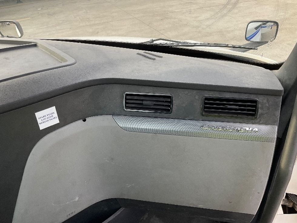 Day Cab Tractor-Heavy Duty Tractors-Freightliner-2022-T12664ST-Bowling Green-KY-407,783\n\t\tmiles-$ 63,250 - Image 13