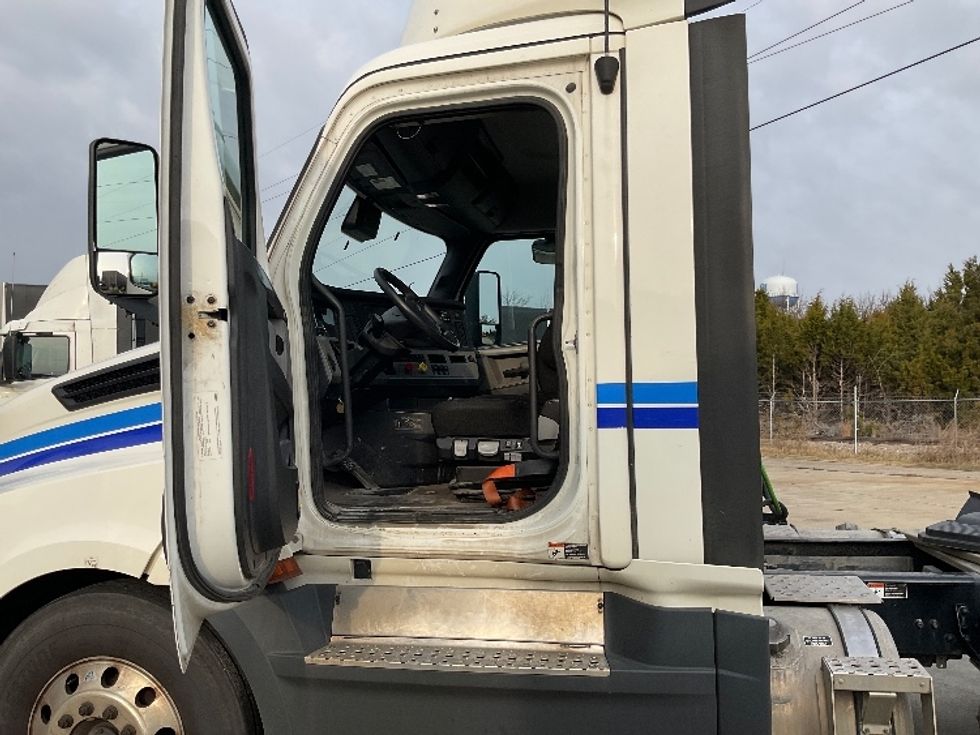 Day Cab Tractor-Heavy Duty Tractors-Freightliner-2022-T12664ST-Bowling Green-KY-407,783\n\t\tmiles-$ 63,250 - Image 9