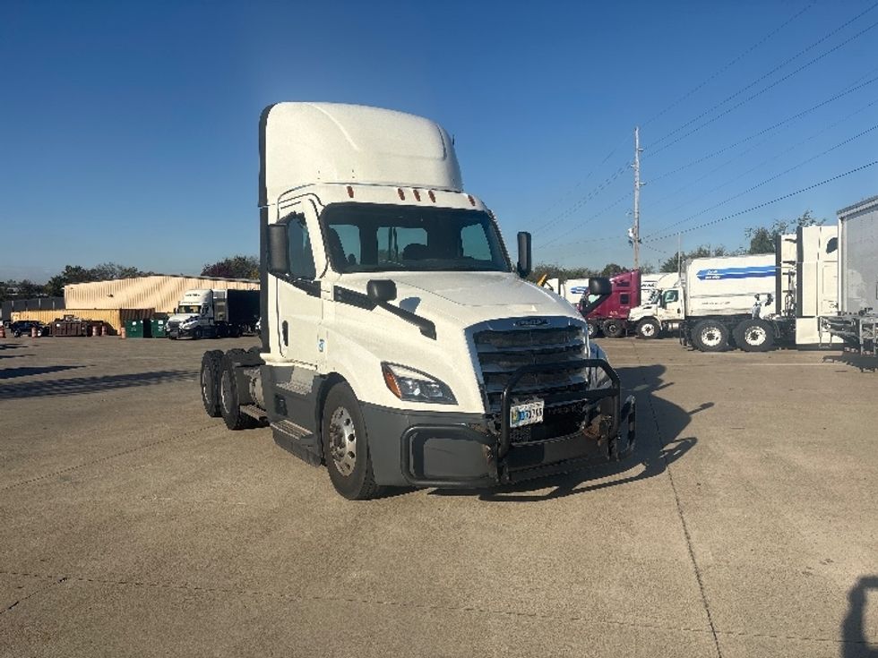 Day Cab Tractor-Heavy Duty Tractors-Freightliner-2022-T12664ST-Bowling Green-KY-598,609\n\t\tmiles-$ 38,500 - Image 1
