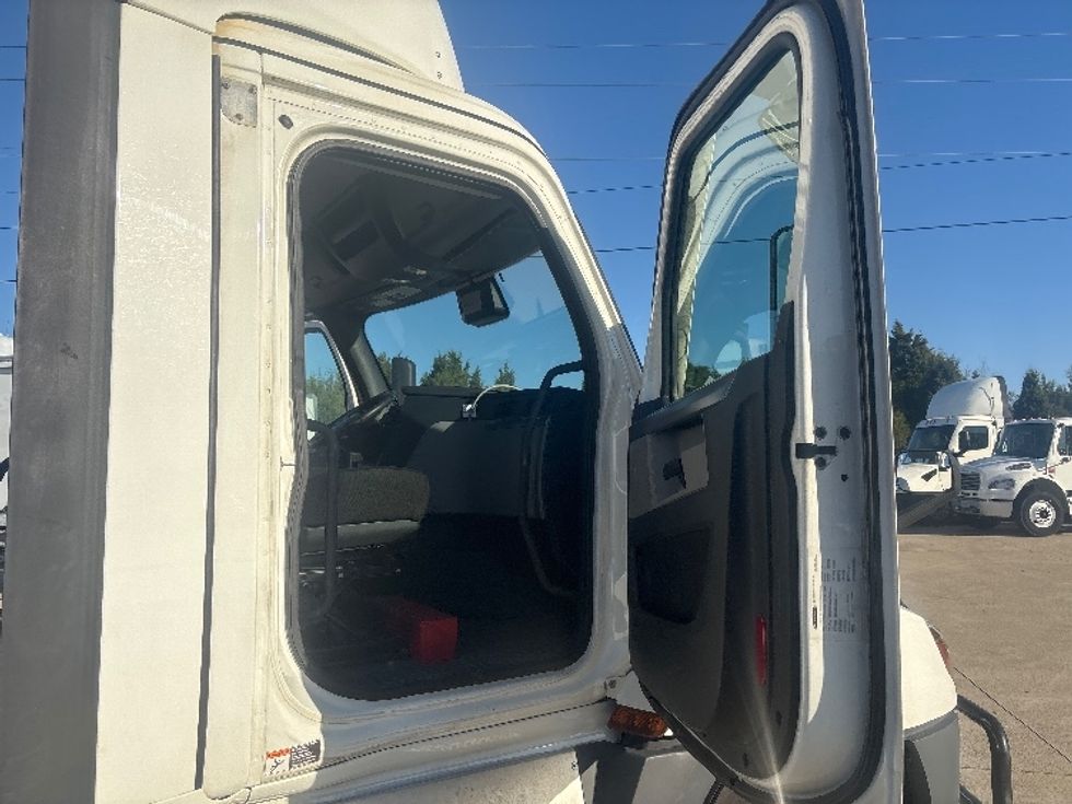 Day Cab Tractor-Heavy Duty Tractors-Freightliner-2022-T12664ST-Bowling Green-KY-598,609\n\t\tmiles-$ 38,500 - Image 12