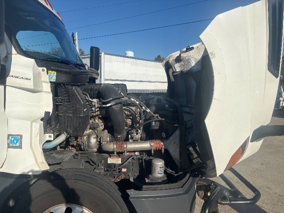 Day Cab Tractor-Heavy Duty Tractors-Freightliner-2022-T12664ST-Bowling Green-KY-598,609\n\t\tmiles-$ 38,500 - Image 15