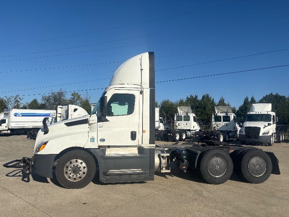 Day Cab Tractor-Heavy Duty Tractors-Freightliner-2022-T12664ST-Bowling Green-KY-598,609\n\t\tmiles-$ 38,500 - Image 4
