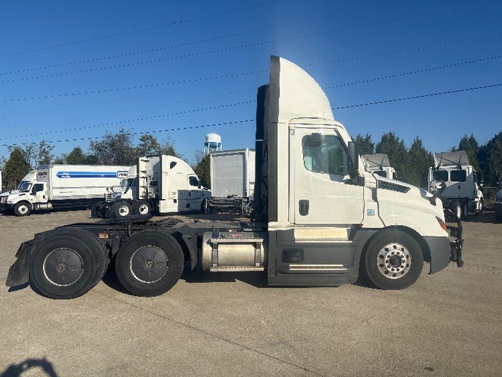 Day Cab Tractor-Heavy Duty Tractors-Freightliner-2022-T12664ST-Bowling Green-KY-598,609\n\t\tmiles-$ 38,500 - Image 8
