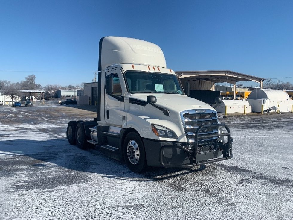 Day Cab Tractor-Heavy Duty Tractors-Freightliner-2022-T12664ST-Bowling Green-KY-614,266\n\t\tmiles-$ 34,250 - Image 1