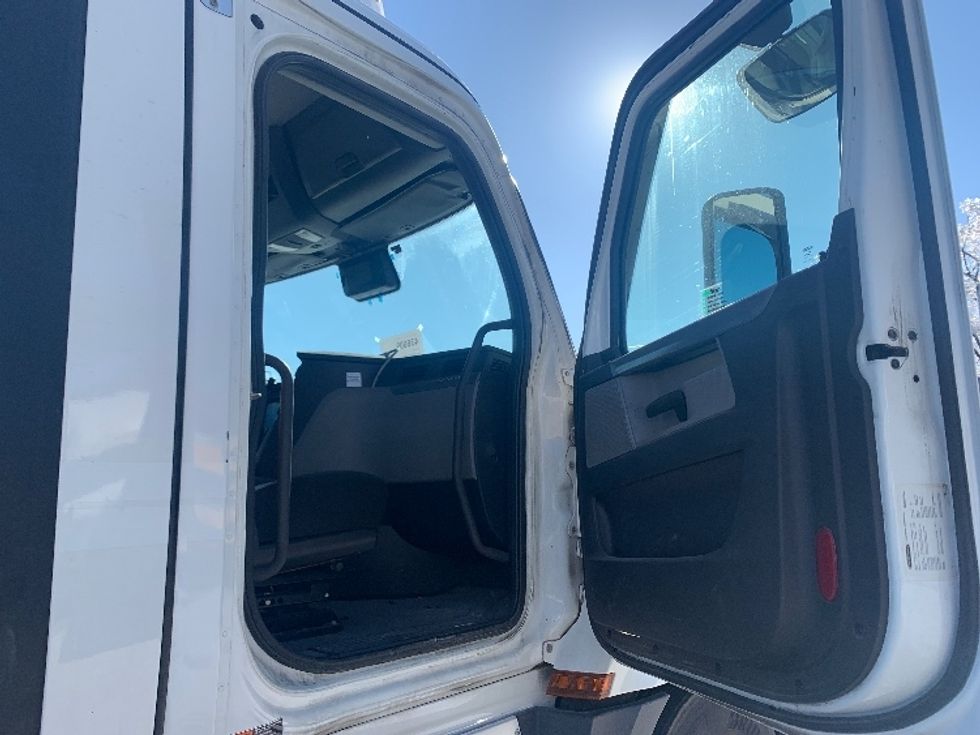 Day Cab Tractor-Heavy Duty Tractors-Freightliner-2022-T12664ST-Bowling Green-KY-614,266\n\t\tmiles-$ 34,250 - Image 12