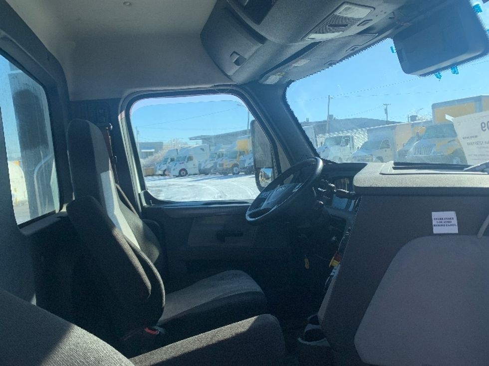 Day Cab Tractor-Heavy Duty Tractors-Freightliner-2022-T12664ST-Bowling Green-KY-614,266\n\t\tmiles-$ 34,250 - Image 14