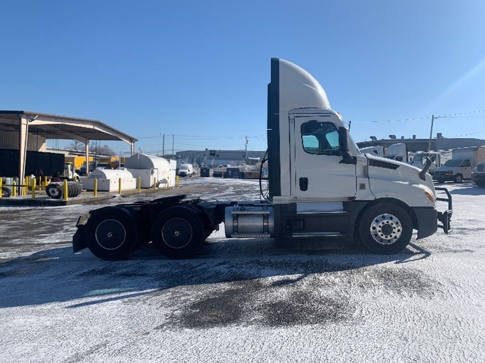 Day Cab Tractor-Heavy Duty Tractors-Freightliner-2022-T12664ST-Bowling Green-KY-614,266\n\t\tmiles-$ 34,250 - Image 8