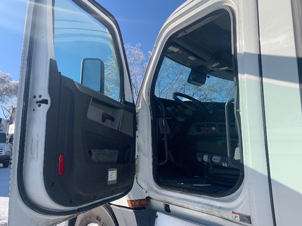 Day Cab Tractor-Heavy Duty Tractors-Freightliner-2022-T12664ST-Bowling Green-KY-614,266\n\t\tmiles-$ 34,250 - Image 9