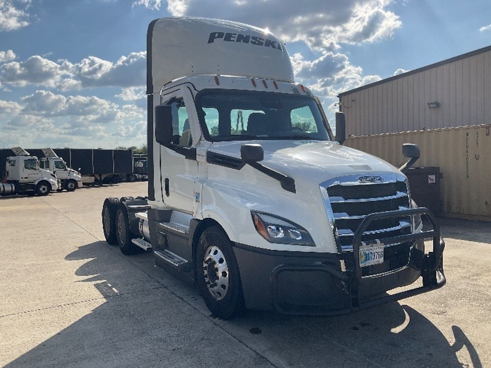 Day Cab Tractor-Heavy Duty Tractors-Freightliner-2022-T12664ST-Bowling Green-KY-620,433\n\t\tmiles-$ 35,750 - Image 1