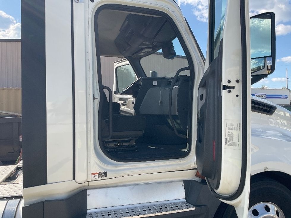 Day Cab Tractor-Heavy Duty Tractors-Freightliner-2022-T12664ST-Bowling Green-KY-620,433\n\t\tmiles-$ 35,750 - Image 12