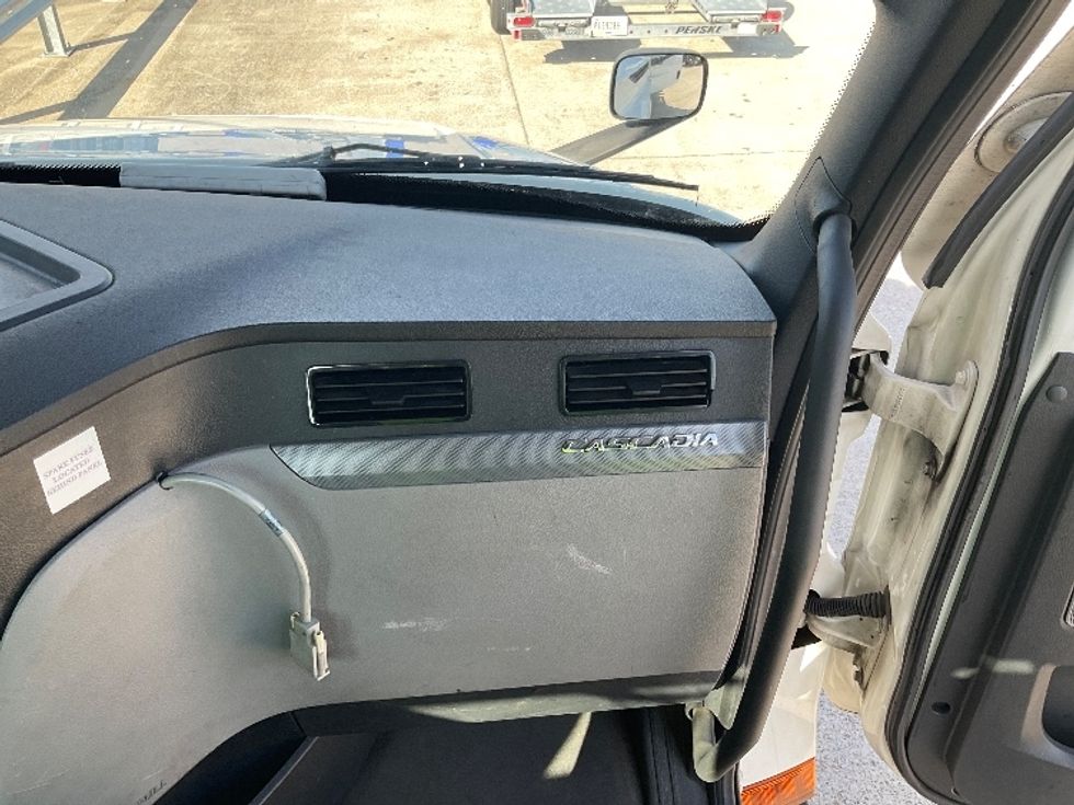 Day Cab Tractor-Heavy Duty Tractors-Freightliner-2022-T12664ST-Bowling Green-KY-620,433\n\t\tmiles-$ 35,750 - Image 13