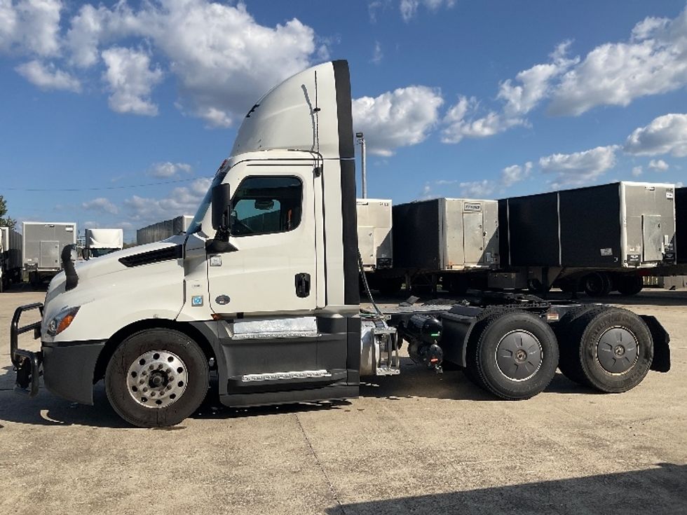 Day Cab Tractor-Heavy Duty Tractors-Freightliner-2022-T12664ST-Bowling Green-KY-620,433\n\t\tmiles-$ 35,750 - Image 4
