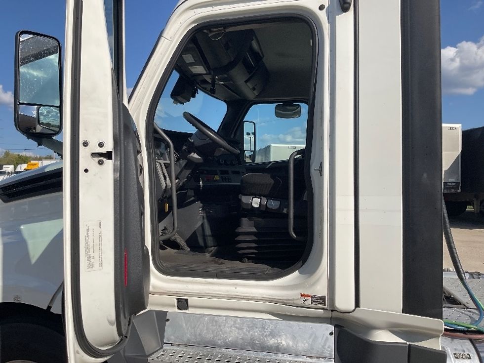 Day Cab Tractor-Heavy Duty Tractors-Freightliner-2022-T12664ST-Bowling Green-KY-620,433\n\t\tmiles-$ 35,750 - Image 9