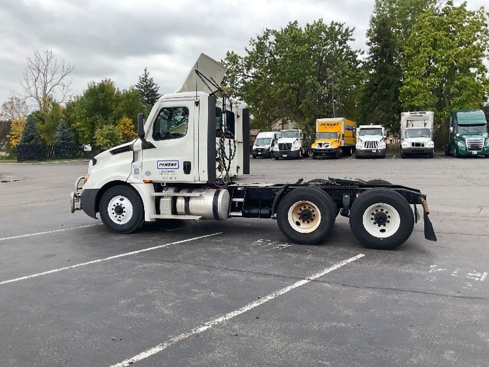 Day Cab Tractor-Heavy Duty Tractors-Freightliner-2022-T12664ST-Buffalo-NY-491,031\n\t\tmiles-$ 44,750 - Image 4