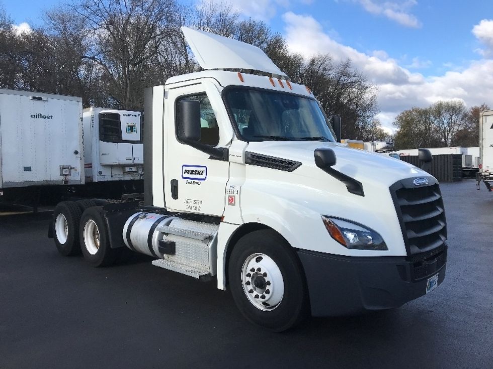 Day Cab Tractor-Heavy Duty Tractors-Freightliner-2022-T12664ST-Burlington-NJ-223,390\n\t\tmiles-$ 77,750 - Image 1