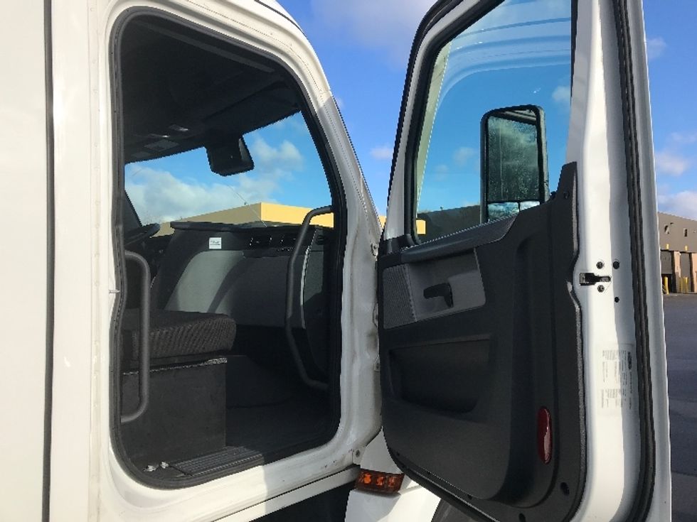 Day Cab Tractor-Heavy Duty Tractors-Freightliner-2022-T12664ST-Burlington-NJ-223,390\n\t\tmiles-$ 77,750 - Image 12