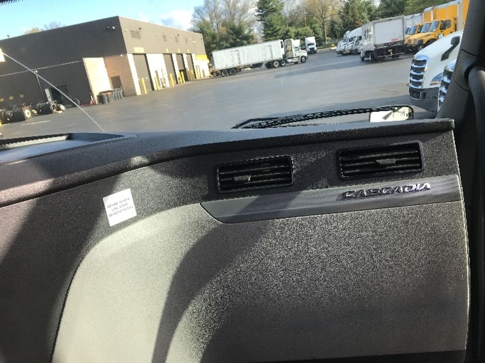 Day Cab Tractor-Heavy Duty Tractors-Freightliner-2022-T12664ST-Burlington-NJ-223,390\n\t\tmiles-$ 77,750 - Image 13