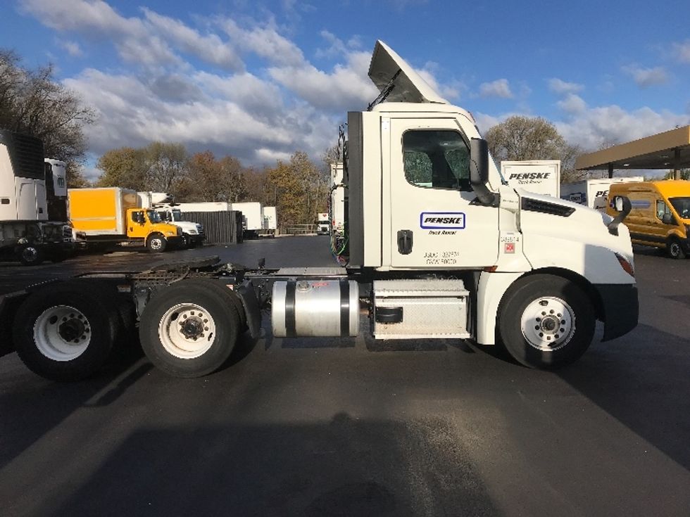Day Cab Tractor-Heavy Duty Tractors-Freightliner-2022-T12664ST-Burlington-NJ-223,390\n\t\tmiles-$ 77,750 - Image 8