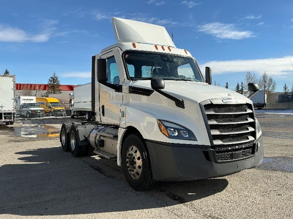 Day Cab Tractor-Heavy Duty Tractors-Freightliner-2022-T12664ST-Calgary-AB-435,969\n\t\tkm-$ 93,250 - Image 1