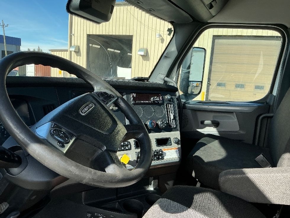 Day Cab Tractor-Heavy Duty Tractors-Freightliner-2022-T12664ST-Calgary-AB-435,969\n\t\tkm-$ 93,250 - Image 10