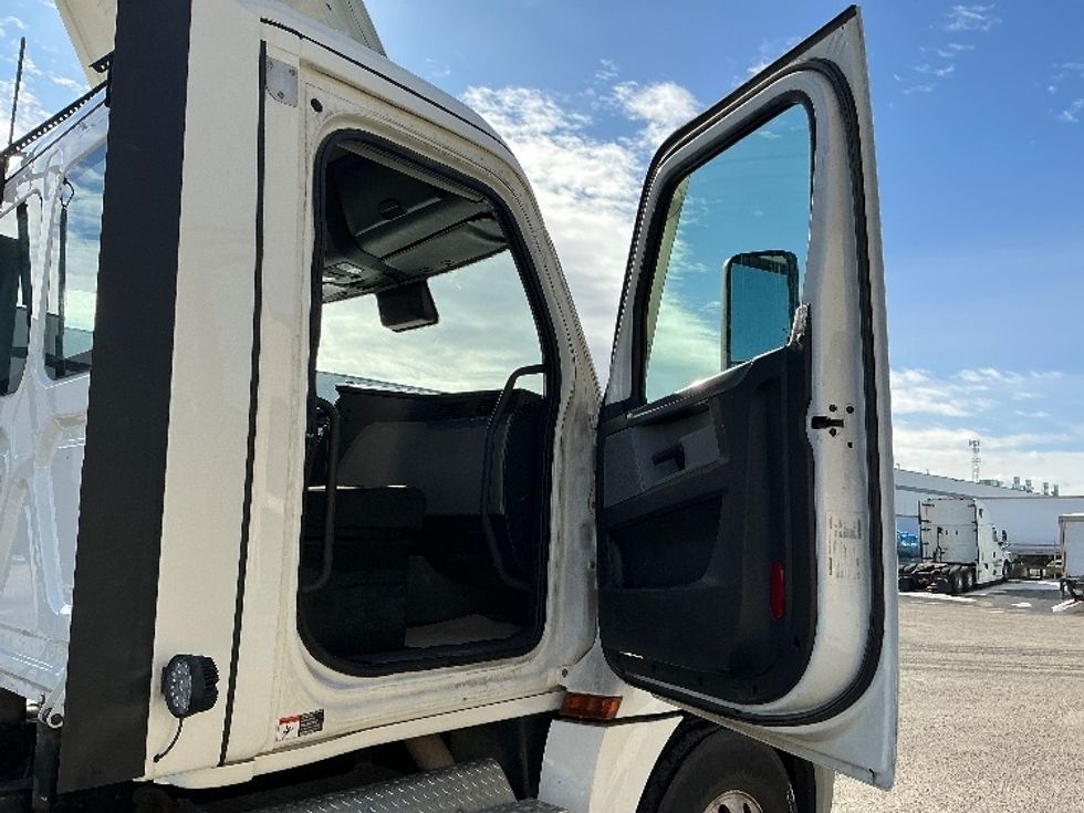 Day Cab Tractor-Heavy Duty Tractors-Freightliner-2022-T12664ST-Calgary-AB-435,969\n\t\tkm-$ 93,250 - Image 12