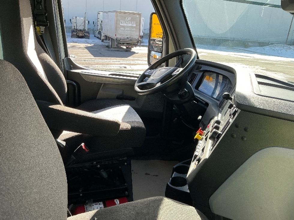 Day Cab Tractor-Heavy Duty Tractors-Freightliner-2022-T12664ST-Calgary-AB-435,969\n\t\tkm-$ 93,250 - Image 14