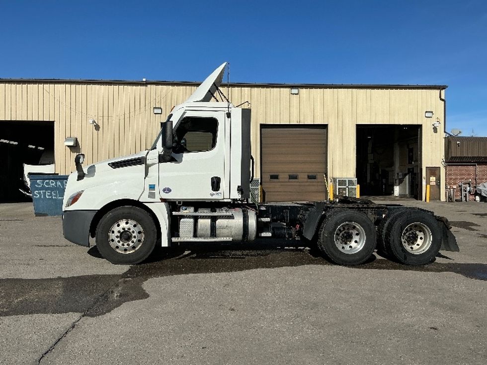 Day Cab Tractor-Heavy Duty Tractors-Freightliner-2022-T12664ST-Calgary-AB-435,969\n\t\tkm-$ 93,250 - Image 4