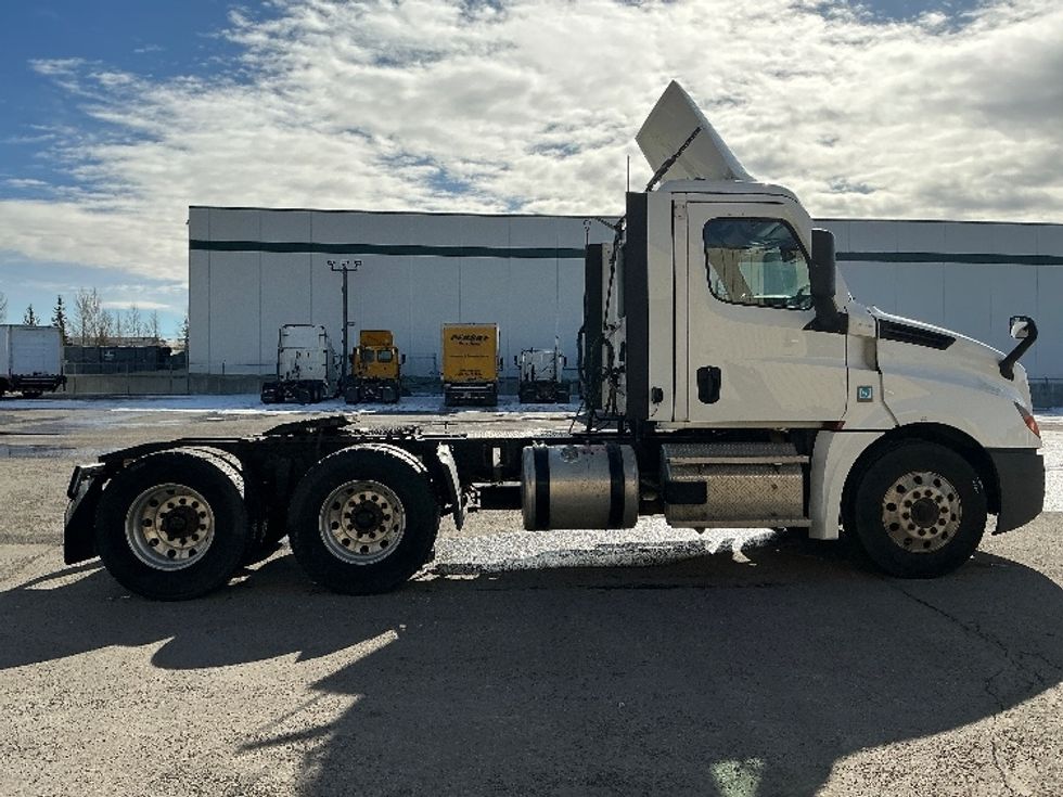 Day Cab Tractor-Heavy Duty Tractors-Freightliner-2022-T12664ST-Calgary-AB-435,969\n\t\tkm-$ 93,250 - Image 8