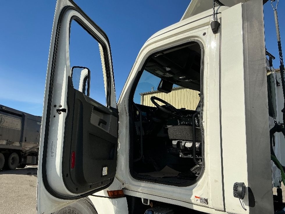 Day Cab Tractor-Heavy Duty Tractors-Freightliner-2022-T12664ST-Calgary-AB-435,969\n\t\tkm-$ 93,250 - Image 9