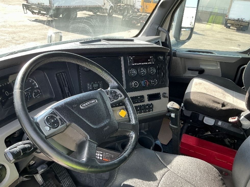 Day Cab Tractor-Heavy Duty Tractors-Freightliner-2022-T12664ST-Calgary-AB-803,077\n\t\tkm-$ 72,500 - Image 10