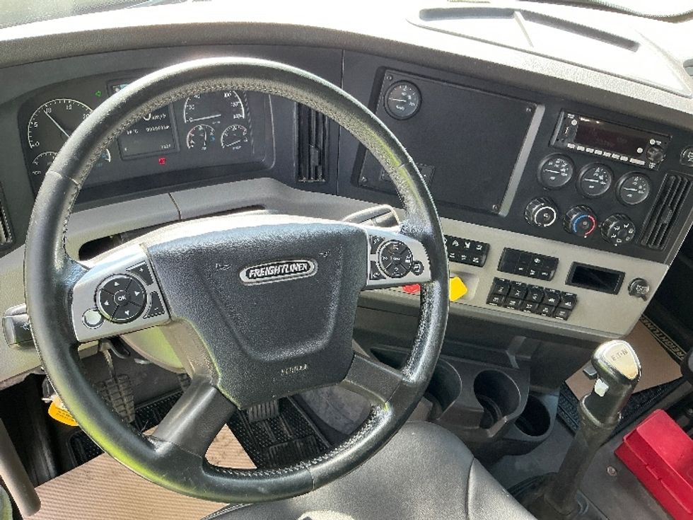 Day Cab Tractor-Heavy Duty Tractors-Freightliner-2022-T12664ST-Calgary-AB-803,077\n\t\tkm-$ 72,500 - Image 11