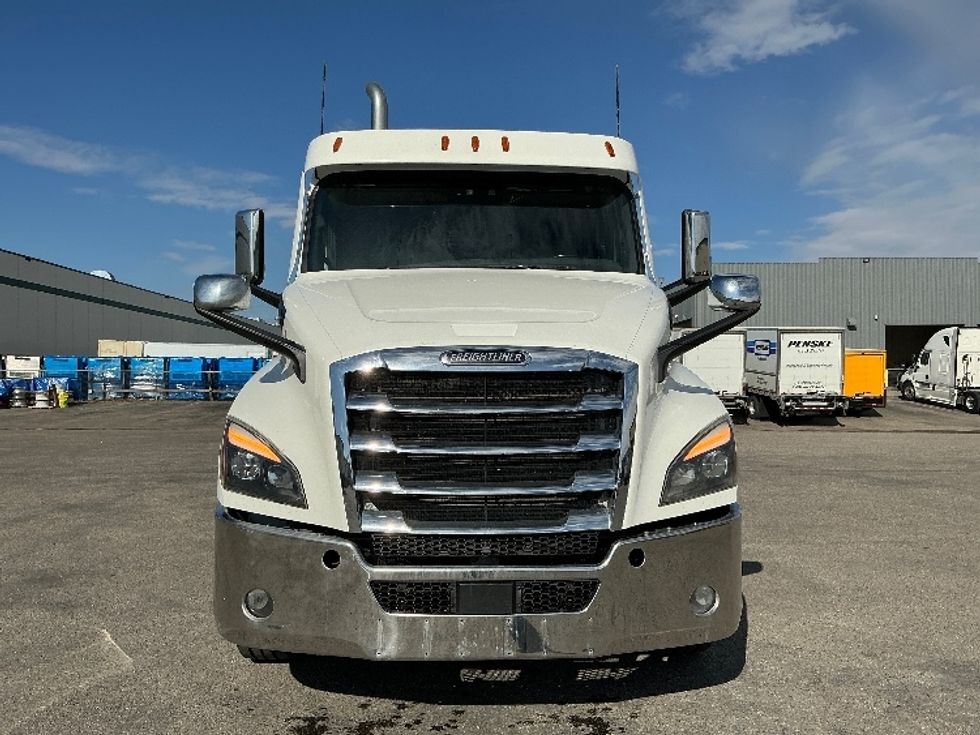 Day Cab Tractor-Heavy Duty Tractors-Freightliner-2022-T12664ST-Calgary-AB-803,077\n\t\tkm-$ 72,500 - Image 2