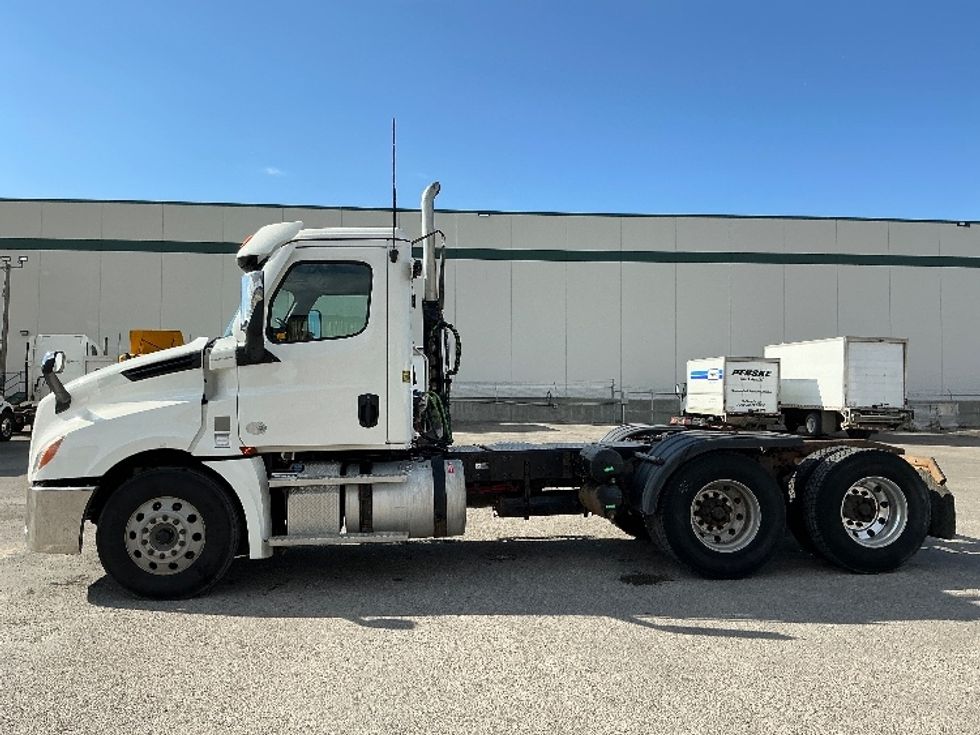 Day Cab Tractor-Heavy Duty Tractors-Freightliner-2022-T12664ST-Calgary-AB-803,077\n\t\tkm-$ 72,500 - Image 4