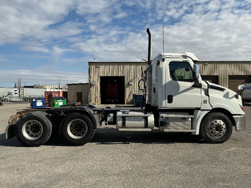 Day Cab Tractor-Heavy Duty Tractors-Freightliner-2022-T12664ST-Calgary-AB-803,077\n\t\tkm-$ 72,500 - Image 8