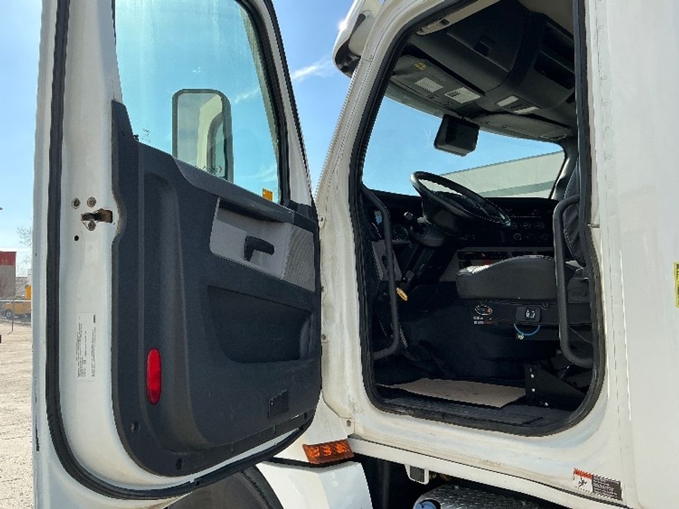 Day Cab Tractor-Heavy Duty Tractors-Freightliner-2022-T12664ST-Calgary-AB-803,077\n\t\tkm-$ 72,500 - Image 9