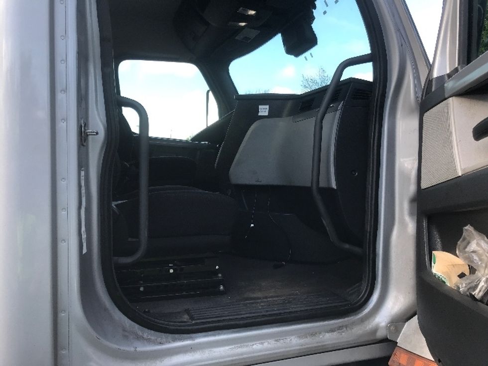 Day Cab Tractor-Heavy Duty Tractors-Freightliner-2022-T12664ST-Canton-OH-418,040\n\t\tmiles-$ 61,250 - Image 12
